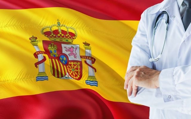 スペインの旗と医者