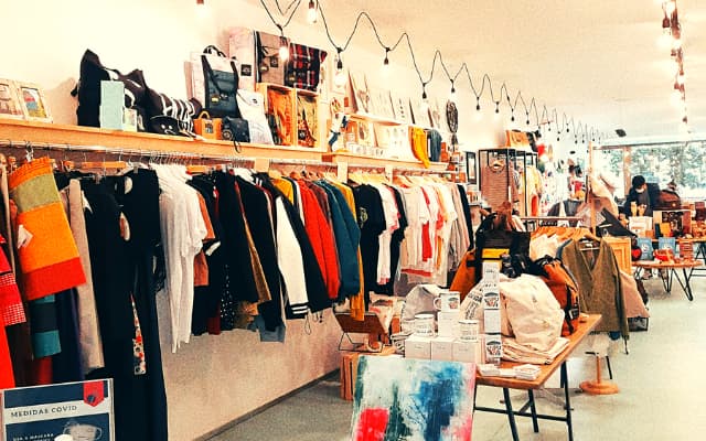 サンティアゴ旧市街にある、ガリシア人アーティストの作品が集まるセレクトショップ「Creativas Galegas」の店内。