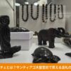 アサバチェで作られたペンダントや像がならぶショーウィンドー