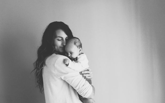 赤ちゃんを抱く女性