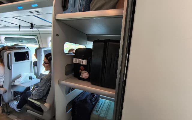 AVE車両端のスーツケース専用スペース|大型荷物の収納場所は限られている