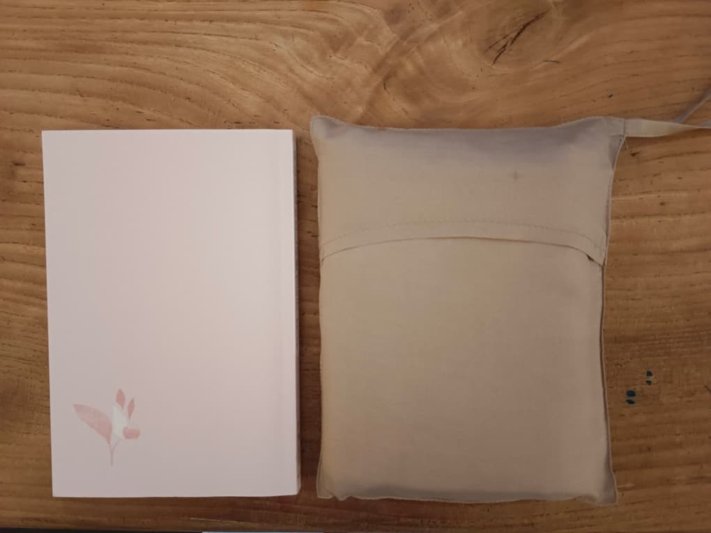 巡礼のトコジラミ対策におすすめの100%天然シルクシーツ。収納時はB6手帳と同等のコンパクトさで、軽量化に役立つ実物比較写真。