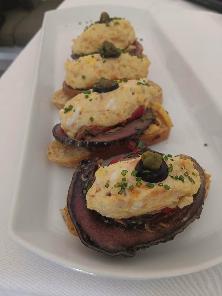 パンの上にランプレアの腸詰めとポテトサラダを乗せたもの