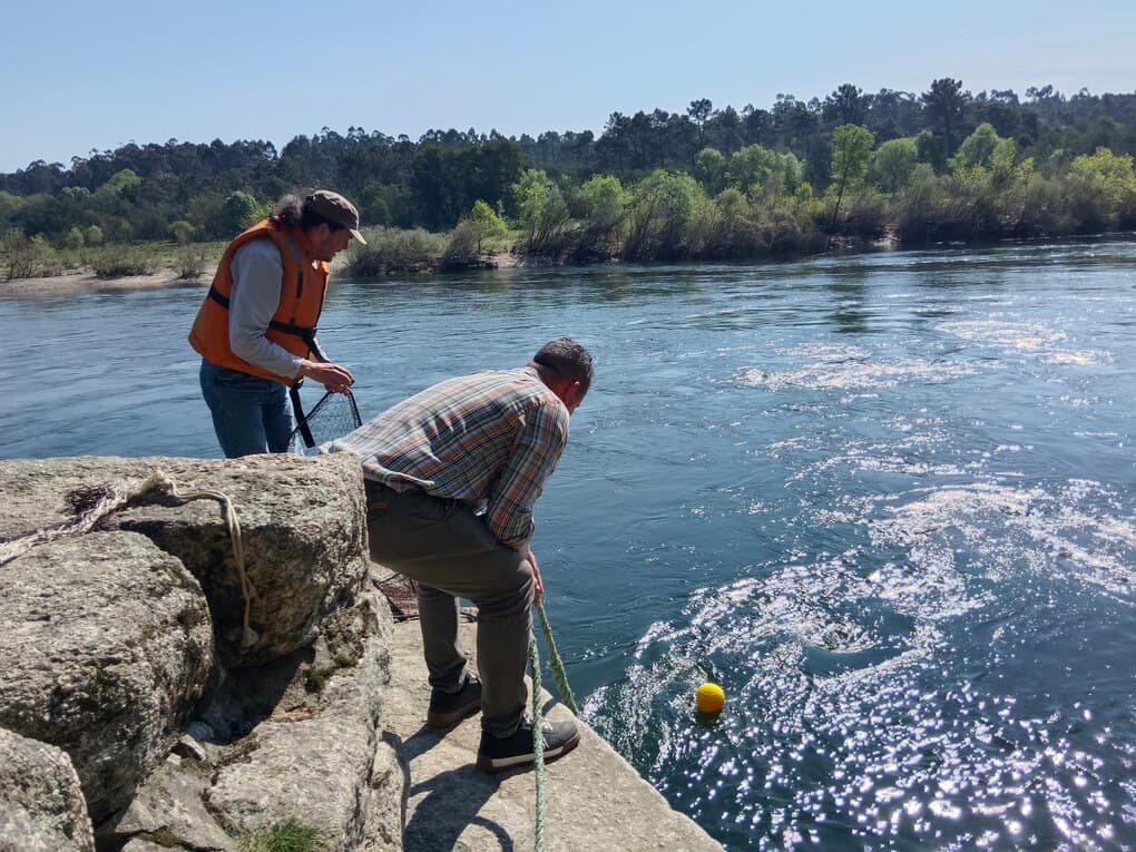 昼間に伝統のランプレア漁の方法を見せてくれているガリシア人の男性2人