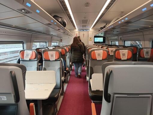 AVLO車内の5列シート配置。2列＋3列の座席が並ぶ様子。