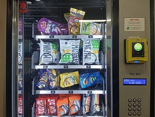 AVLO自動販売機の中身。スナック菓子やチョコレート、飲み物が並んでいる。