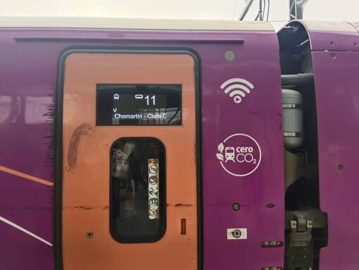 サンティアゴ駅ホームに停車中のAVLO車両外観。Wi-Fiマークが見える。