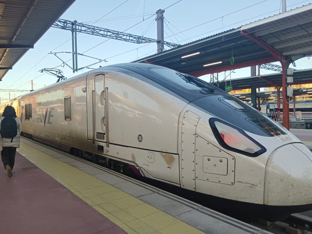 チャマルティン駅のホームに停車中のAVEの先頭車両