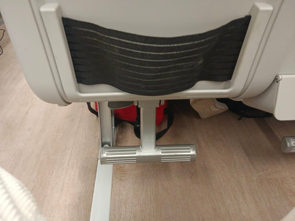 AVE座席前にあるフットレストの様子