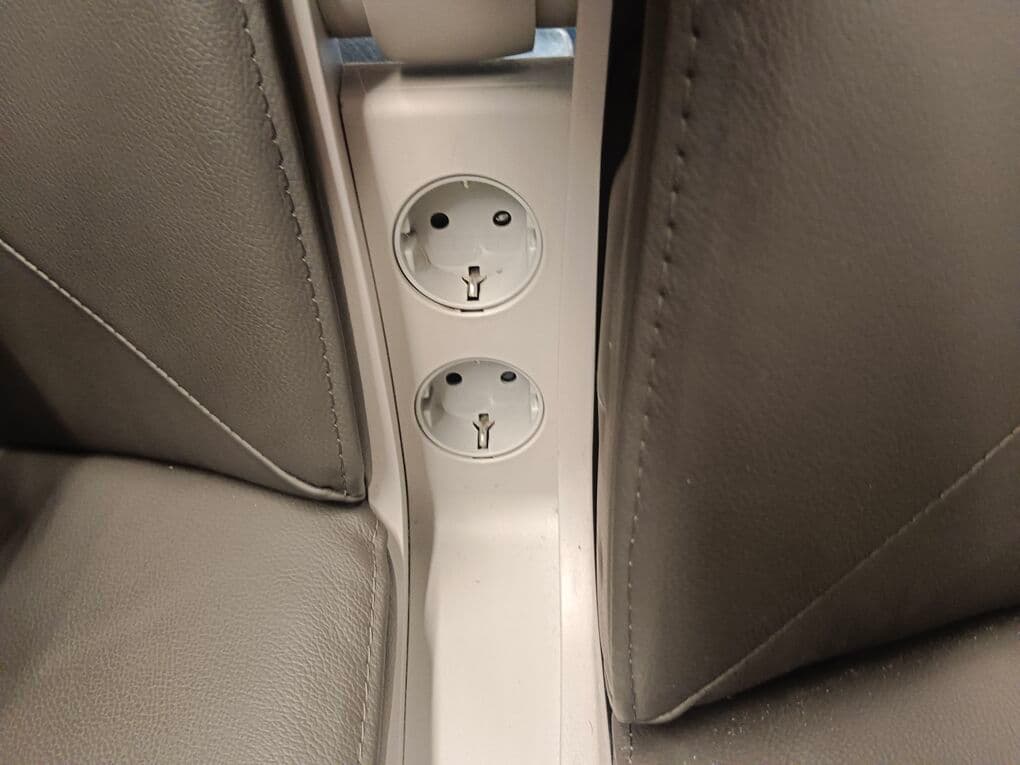 AVE座席間に設置された電源コンセント