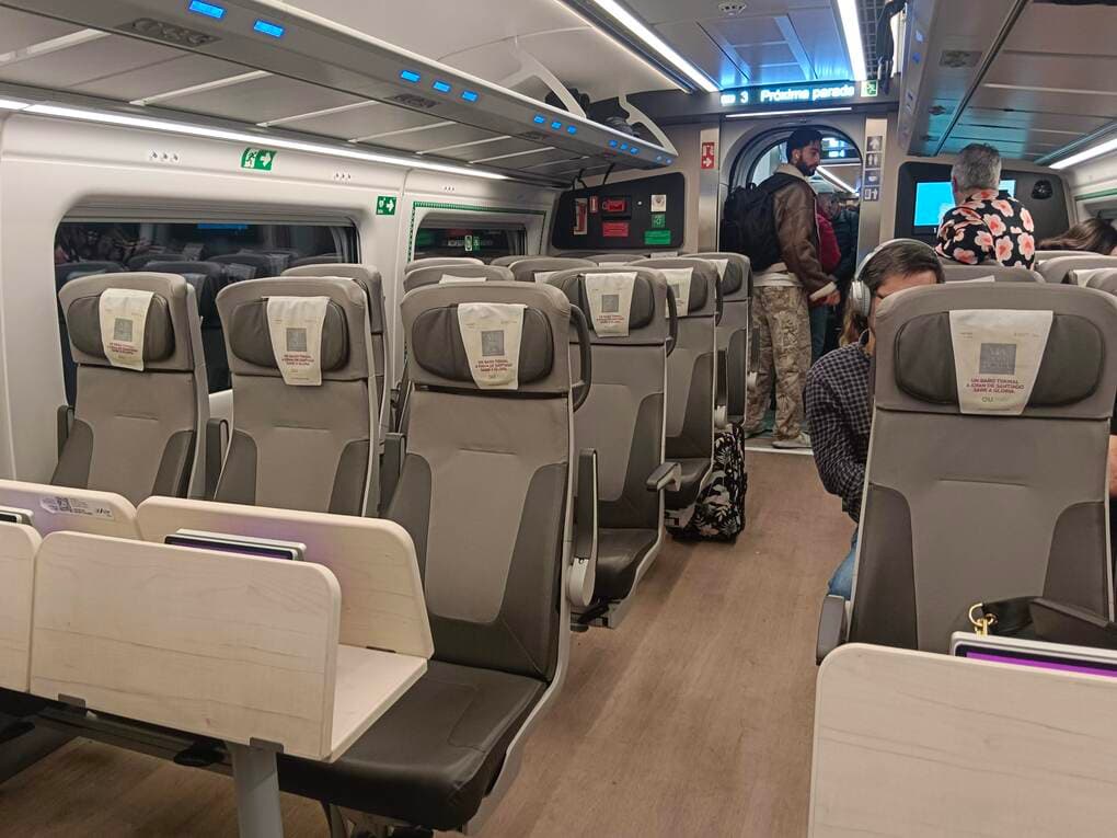 AVE Estándar車両の座席とテーブルの配置