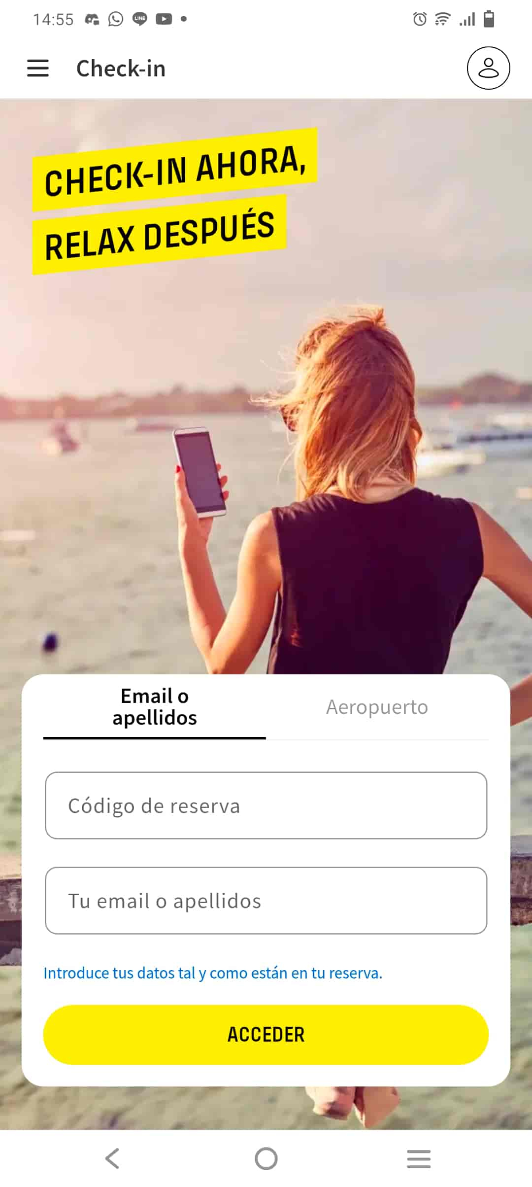 Vuelingのスマホ版Webサイトのチェックイン画面。予約番号とメールアドレスまたは名字を入力するフォームが表示されている。