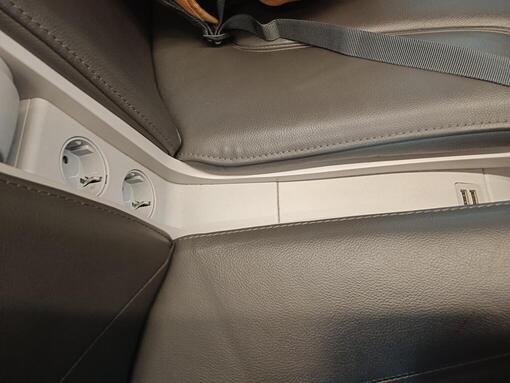 AVLO座席横に設置された電源コンセントとUSBポート。