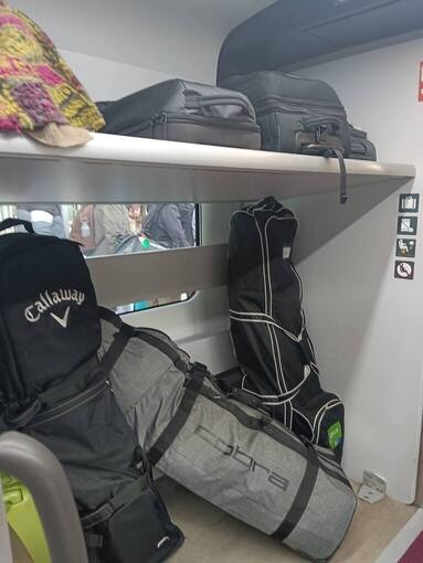 AVLO12号車の大型荷物棚にゴルフバッグが並んでいる様子。