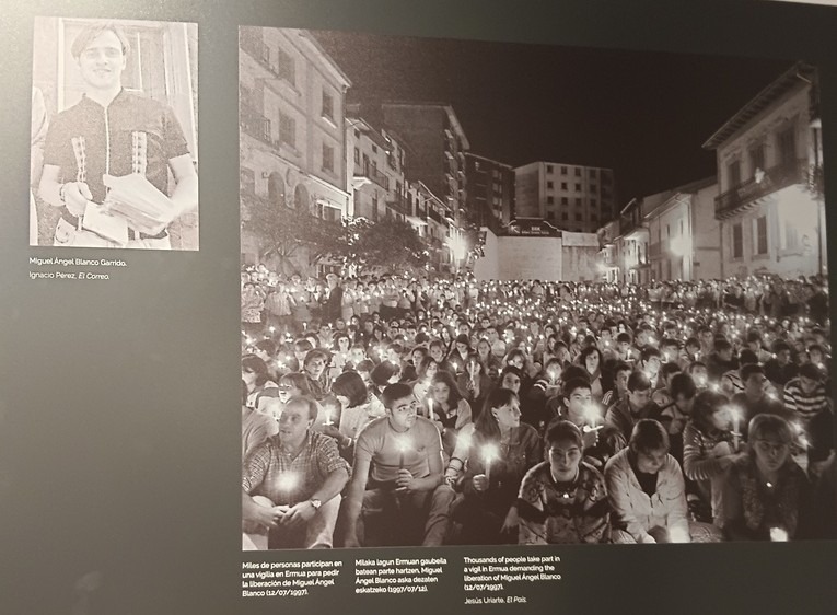 スペイン中が連帯した「白い手」のデモの記録を伝える展示パネル