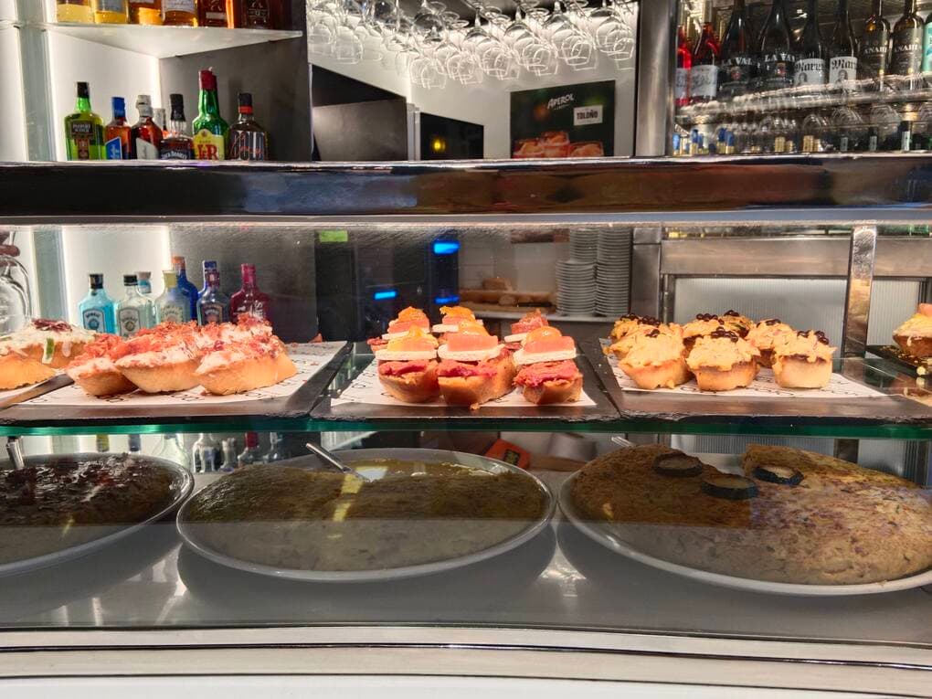 ビトリアのバルのカウンターにある美味しそうなピンチョス