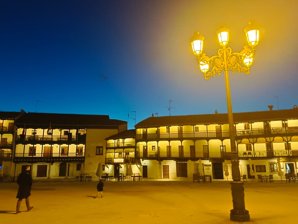 夜のチンチョンのマヨール広場に立つ灯台