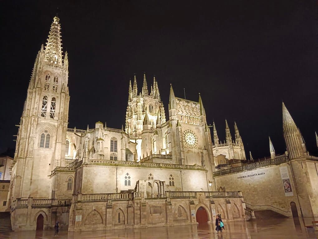 夜にライトアップされたブルゴス大聖堂
