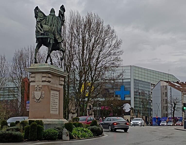 英雄エル・シドの像の見る方向にあるガラス窓の建物が人類進化博物館（MEH）。