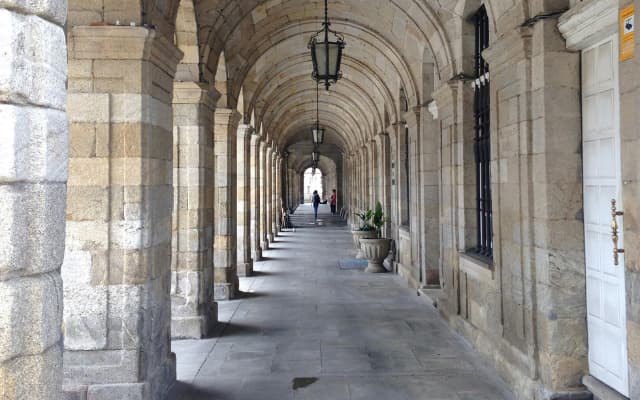 サンティアゴオブラドイロ広場になる市庁舎の下　花崗岩
