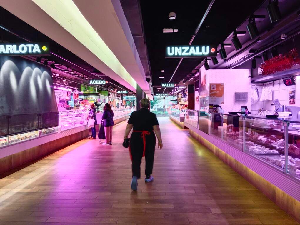 ビトリア市場の中の様子。モダンな雰囲気。