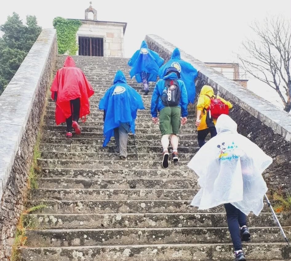 雨の中カッパをきてポルトマリンの階段を上る巡礼者たち｜冬のカミーノ・フランス人の道